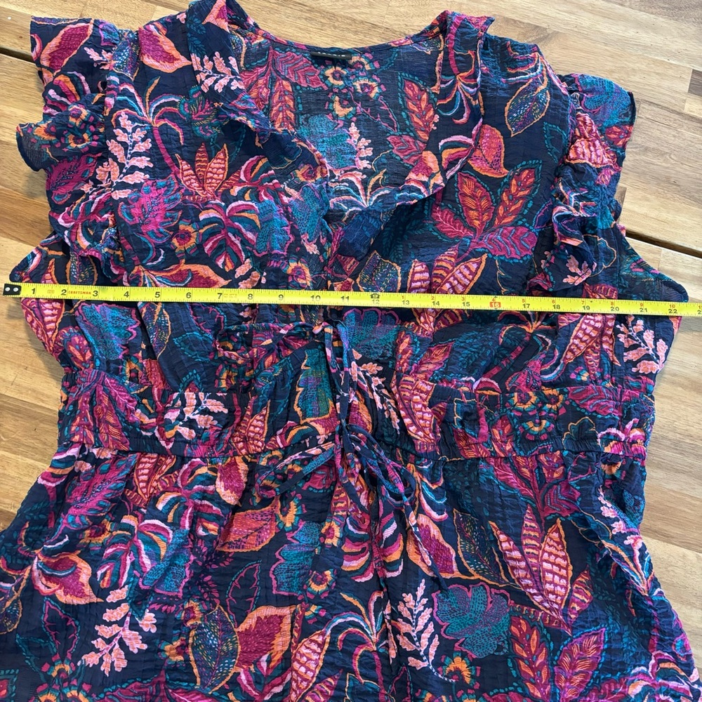 Women’s Floral Ruffle V-Neck Top in Navy and Pink - Picture 4 of 8